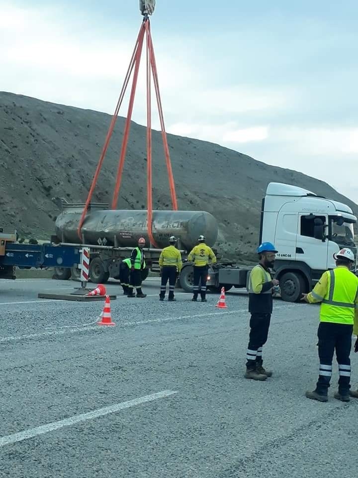 Sülfürik Asit Yüklü Tanker Devrildi; Kimyasal Madde Yola Aktı