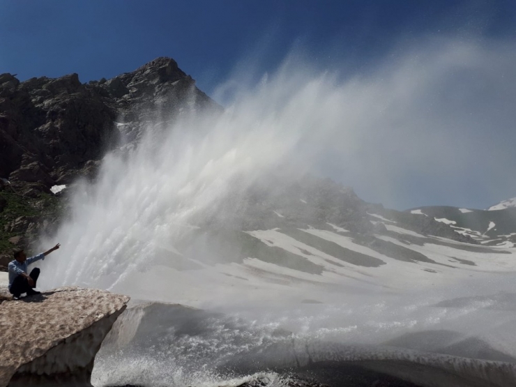 3500 Rakımlı Yaylada Zorlu Bayram Mesaisi!