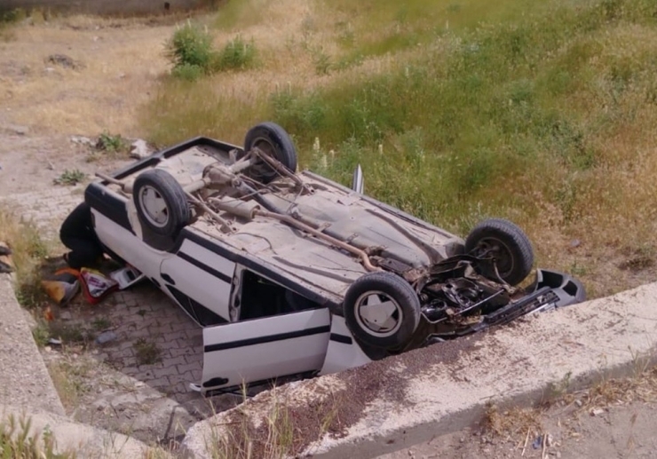 Otomobil Menfeze Devrildi: 4 Yaralı