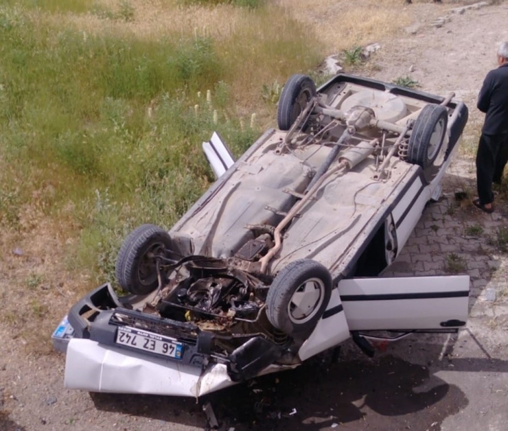 Otomobil Menfeze Devrildi: 4 Yaralı