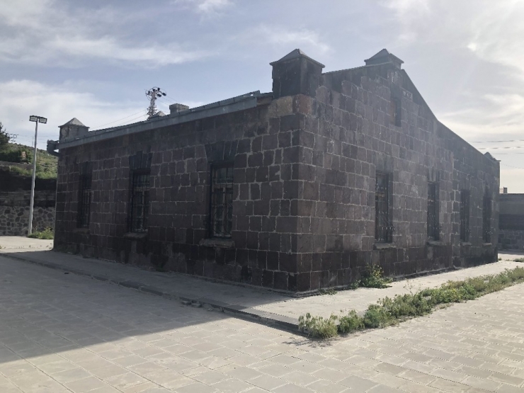Kars’ta Papaz’ın Evi Kaderine Terk Edildi