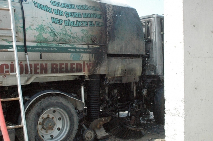 Keçiören’de Belediye Temizlik Aracı Alev Alev Yandı