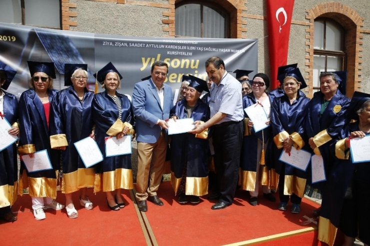 80’lik Öğrencilerin Kep Sevinci