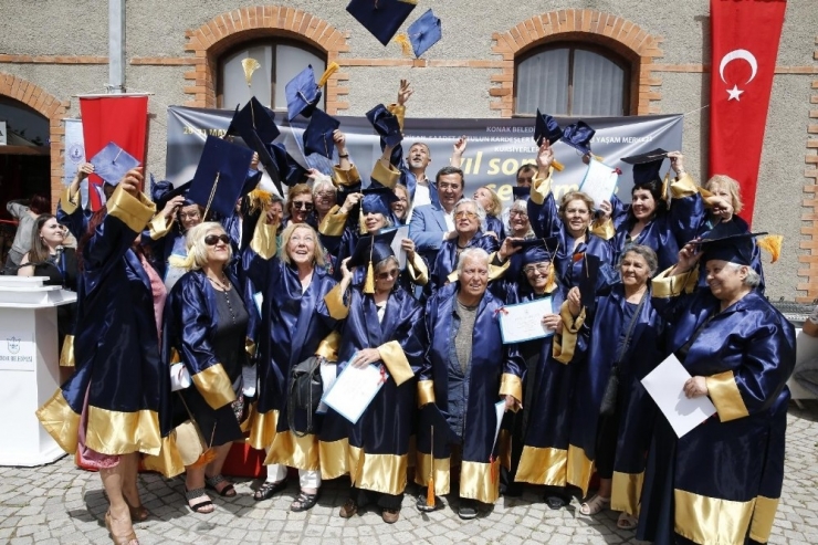 80’lik Öğrencilerin Kep Sevinci