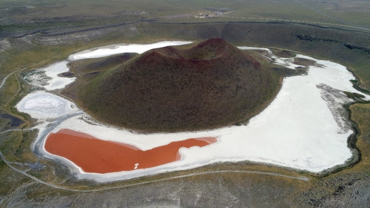 Meke Gölü Kırmızıya Büründü