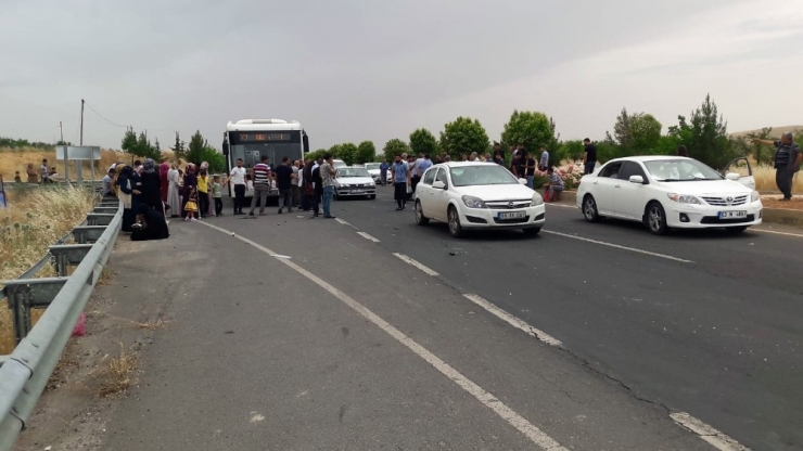 Otomobil Halk Otobüsüne Çarptı: 1 Yaralı