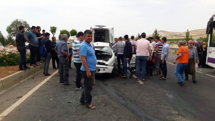 Otomobil Halk Otobüsüne Çarptı: 1 Yaralı