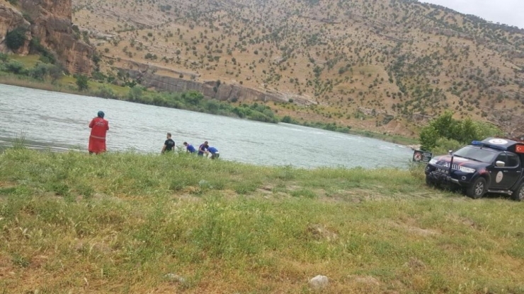 Serinlemek İçin Girdiği Çayda Mahsur Kalan Şahsı Afad Kurtardı