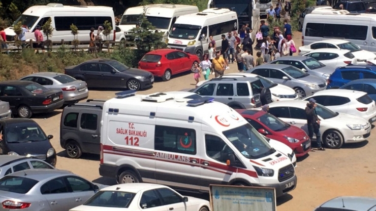 Şile Saklıgöl’de Çardağın Çökmesiyle Vatandaşlar Göle Düştü