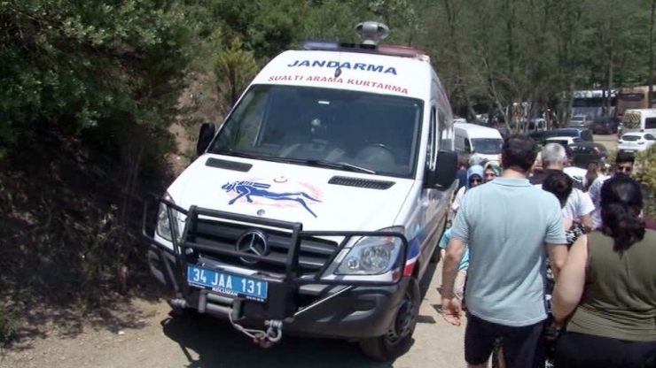 Şile Saklıgöl’de Çardağın Çökmesiyle Göle Düşen Vatandaşların Kurtarılma Anı Kamerada