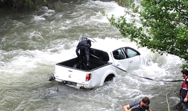 Trabzon’da Araba Dereye Uçtu: 1 Ölü, 2 Yaralı