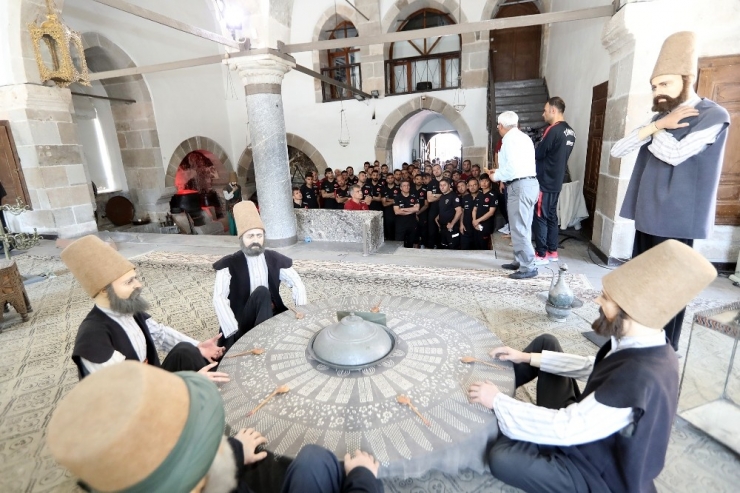 Milliler, Mevlana Müzesi’ni Ziyaret Etti