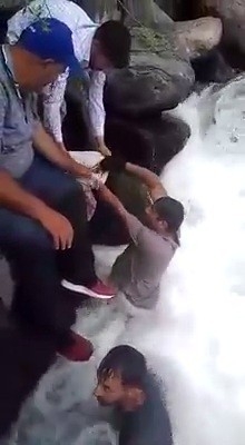 Ağrılı Gençlerin Elle Balık Avı Nefes Kesti