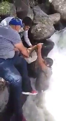 Ağrılı Gençlerin Elle Balık Avı Nefes Kesti