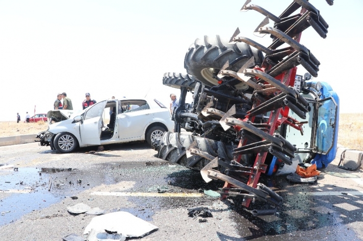 Traktör İle Otomobilin Çarpıştığı Kazada Genç Kız Kurtarılamadı