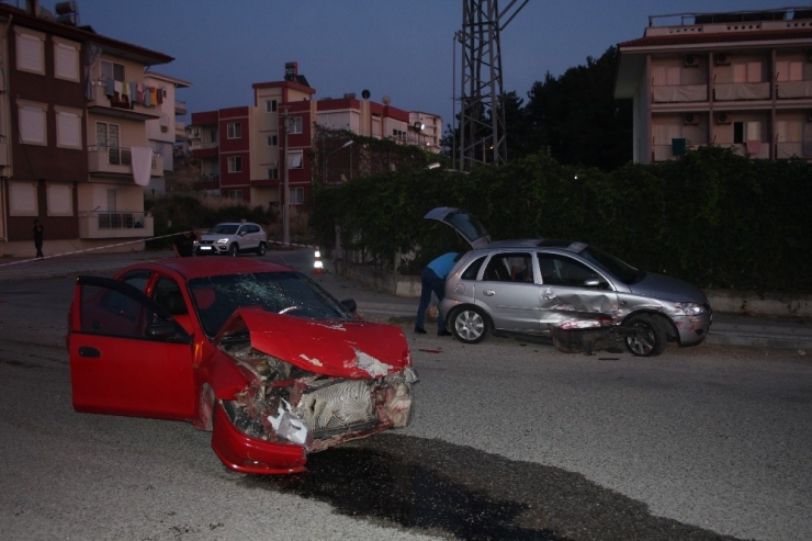 Kontrolsüz Kavşakta Trafik Kazası: 5 Yaralı