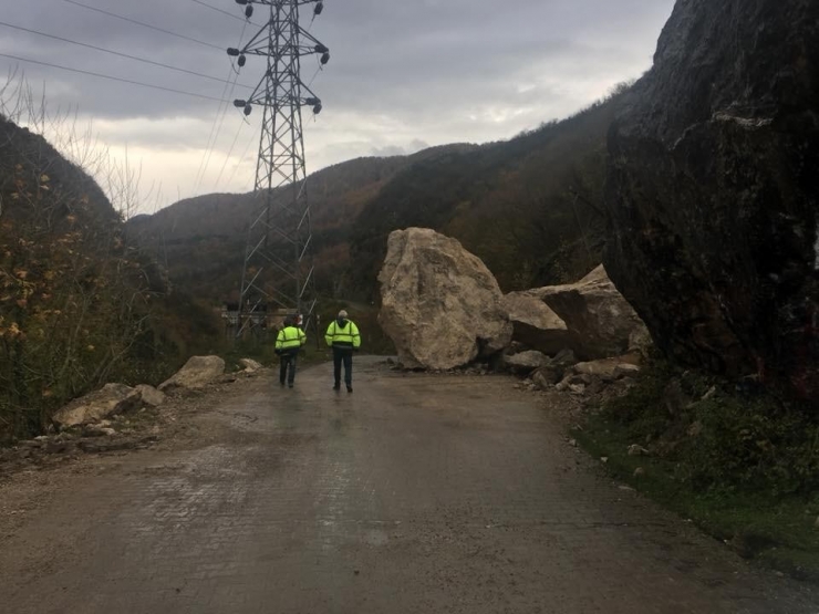 Sağanak Yağış, Dev Kayaların Yola Düşmesine Neden Oldu