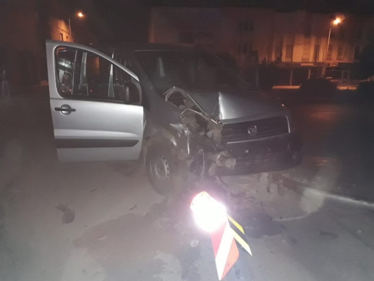 Hafif Ticari Araç İle Otomobil Çarpıştı: 2 Yaralı