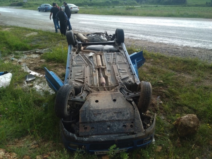 Yoldan Çıkan Otomobil Takla Attı: 3 Yaralı