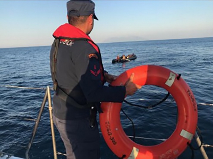 Edirne’de Lastik Botta 36 Kaçak Göçmen Yakalandı