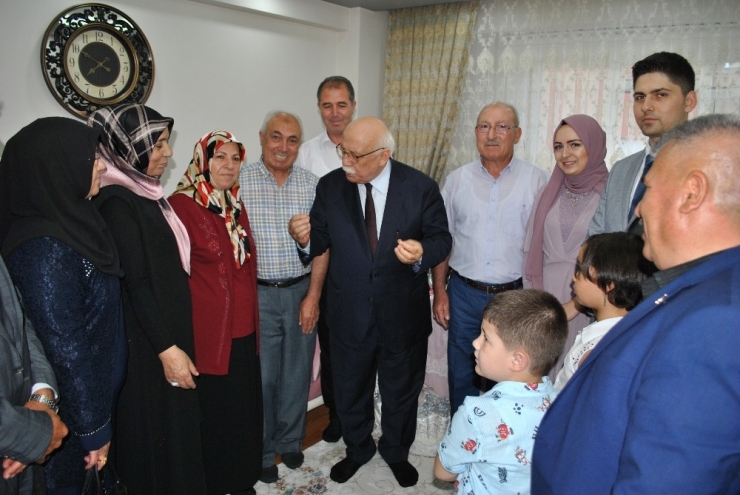 Eski Bakan Genç Çiftin Söz Yüzüklerini Taktı