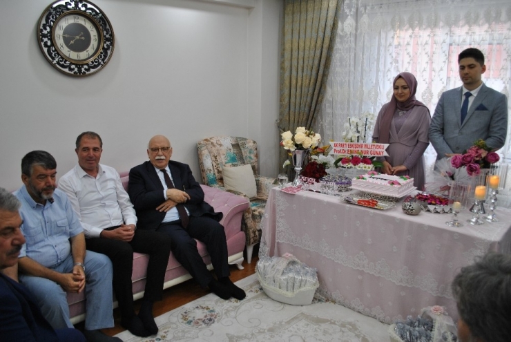 Eski Bakan Genç Çiftin Söz Yüzüklerini Taktı