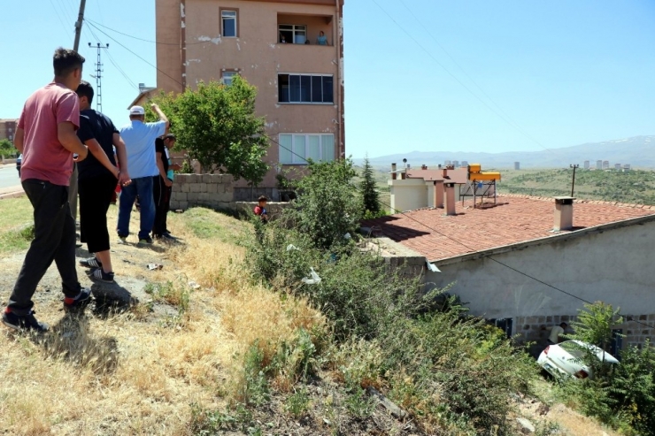 Şarampole Uçan Araç Eve Çarparak Durabildi: 2 Yaralı