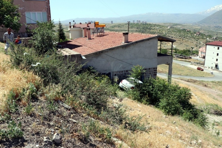 Şarampole Uçan Araç Eve Çarparak Durabildi: 2 Yaralı