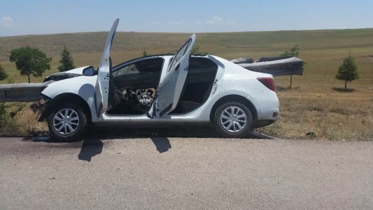 Bariyer Otomobile Ok Gibi Saplandı: 2 Yaralı