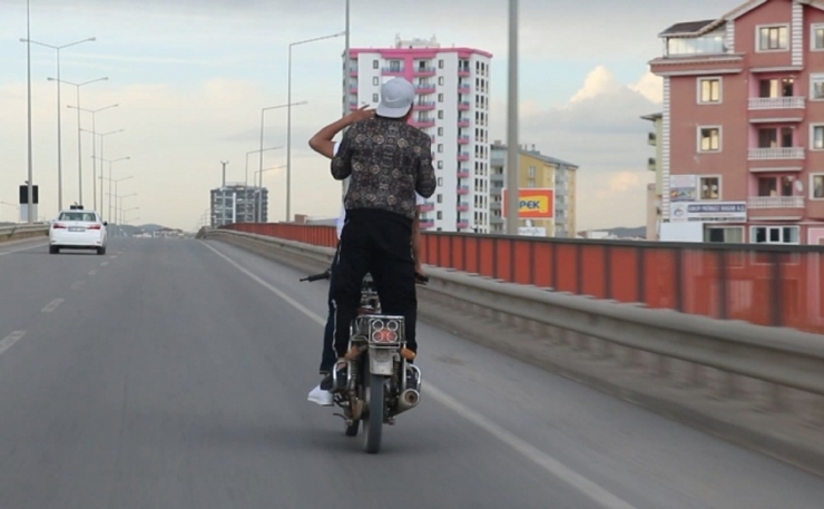 Seyir Halindeki Motosiklet Üzerinde Tehlikeli Hareketler