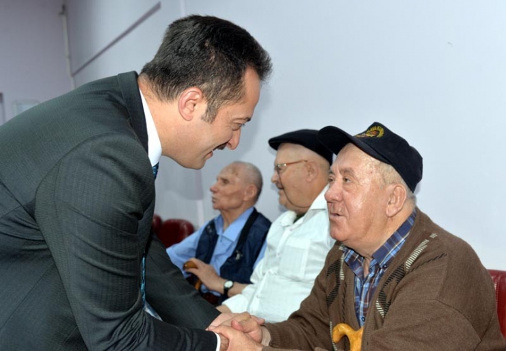 Vali Şentürk Huzurevi Sakinleri Ve Gençlerle Bayramlaştı