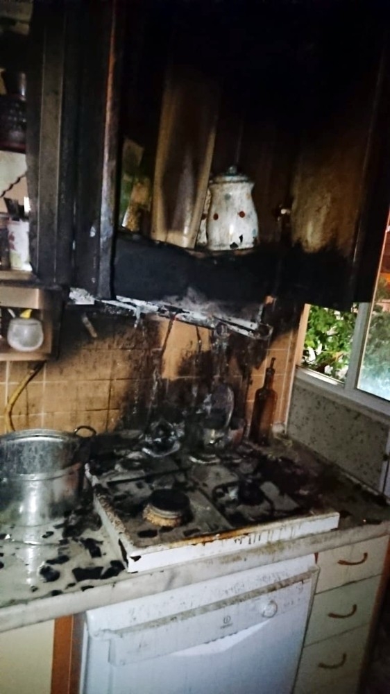 Ocakta Unuttuğu Yemek Mutfağı Yaktı