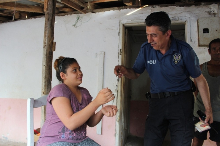 Küçük Kızın Bileğinde Sıkışan Kelepçe İtfaiye Tarafından Çıkarıldı