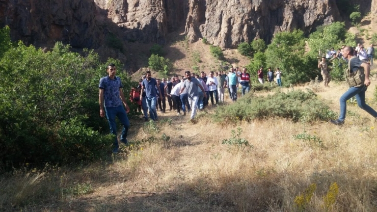 Kaya Parçası Üzerine Düşen Şahıs, Askeri Helikopterle Kurtarıldı
