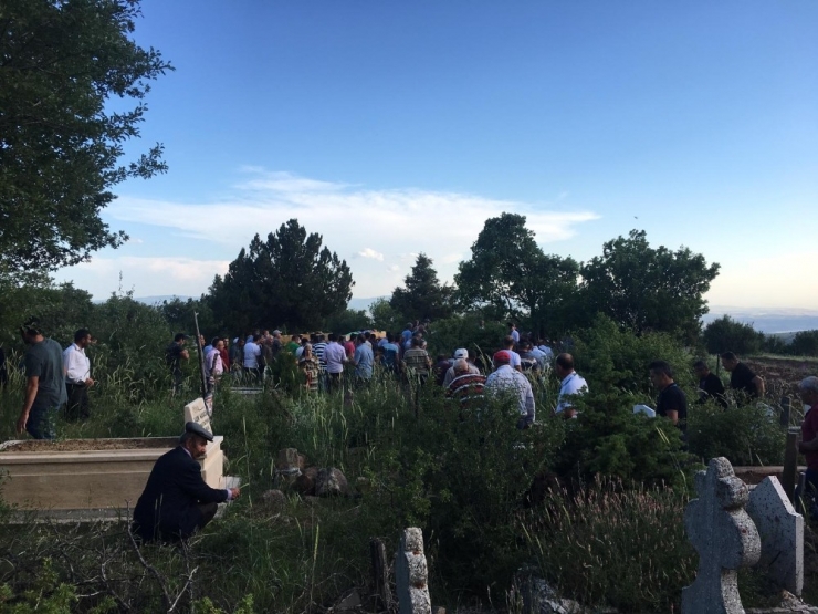 Traktörle Uçuruma Yuvarlanan 3 Kişi Toprağa Verildi