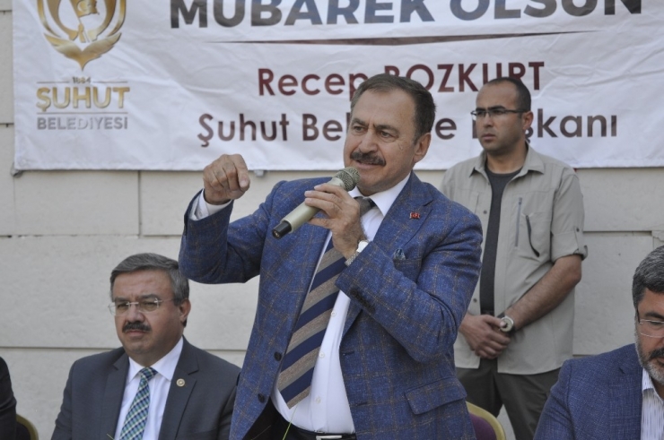 Ak Parti’li Eski Bakan Eroğlu Baba Ocağı Şuhut’ta Hemşehrileri İle Bayramlaştı