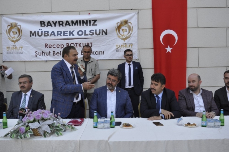 Ak Parti’li Eski Bakan Eroğlu Baba Ocağı Şuhut’ta Hemşehrileri İle Bayramlaştı