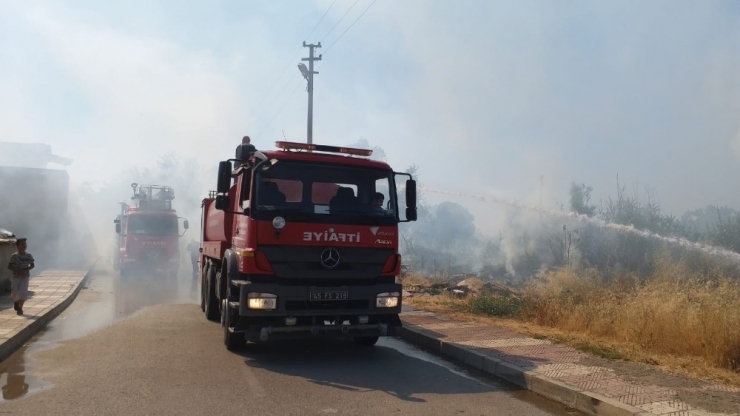 Anız Yangını Odunluğu Kül Etti