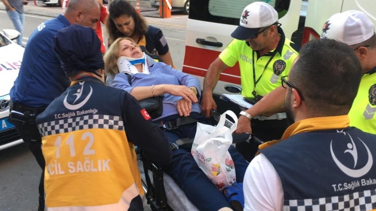 Ticari Taksi Çarptı, Sedye Üzerinde Telefonunu İstedi