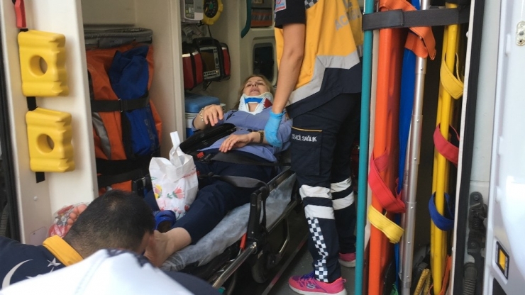 Ticari Taksi Çarptı, Sedye Üzerinde Telefonunu İstedi