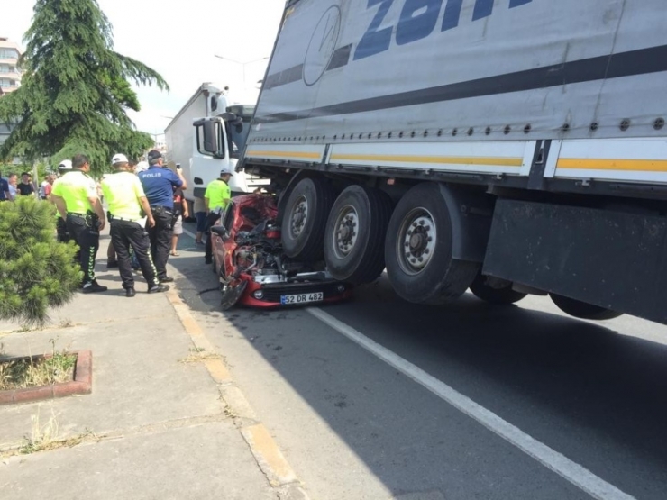 Otomobil Tırın Altına Girdi: 3 Yaralı