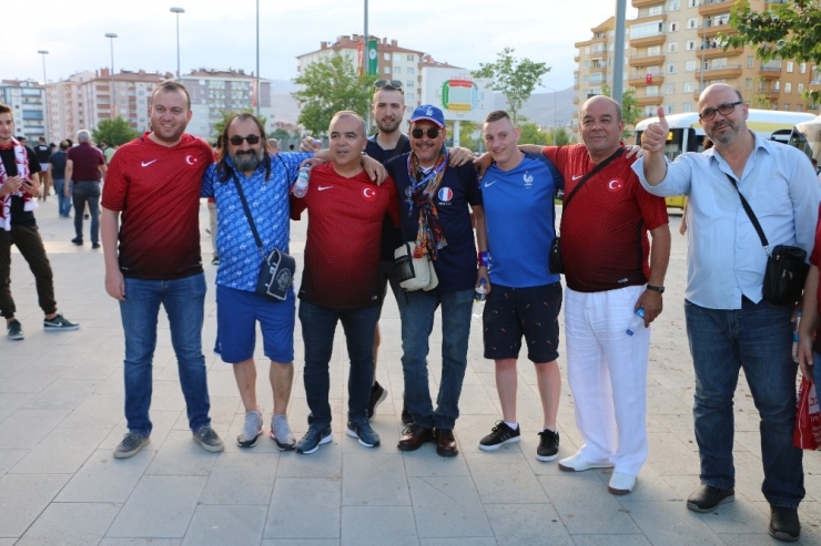 Türkiye Ve Fransa Maçın Oynanacağı Stada Geldi