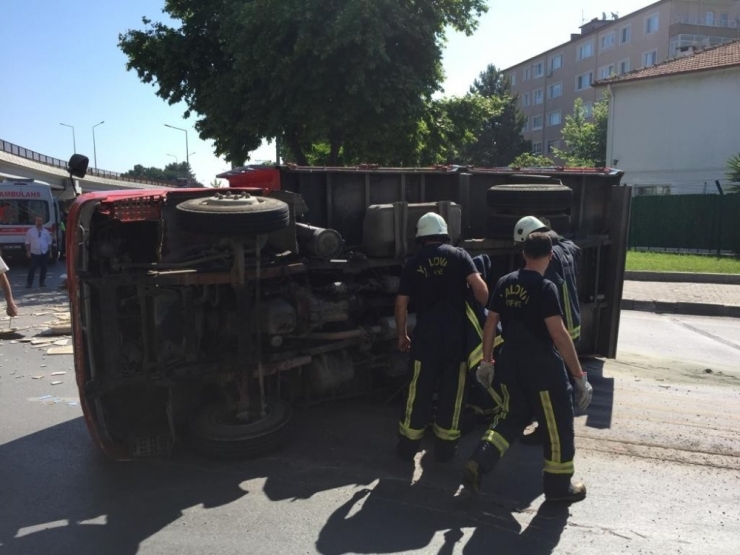 Fayans Yüklü Kamyonet Devrildi: 1 Yaralı
