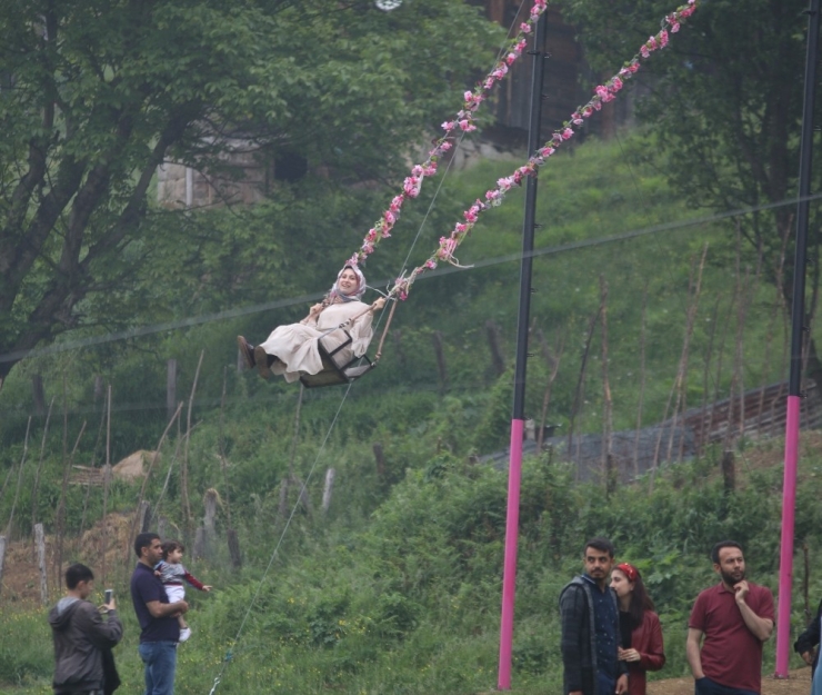 Doğa Harikası Ayder’de Sis Ve Yağmur Turistlere Engel Olamadı