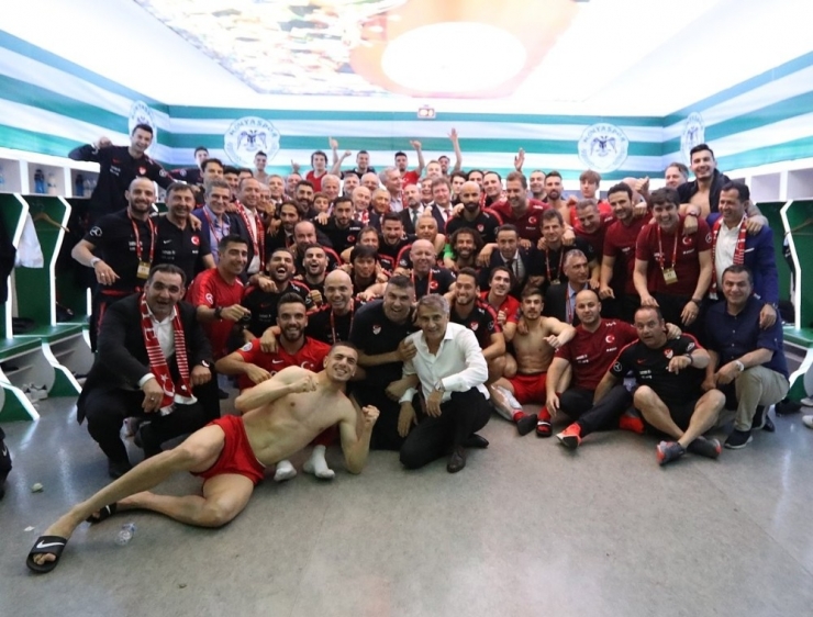 Millilerden Fransa Galibiyeti Pozu