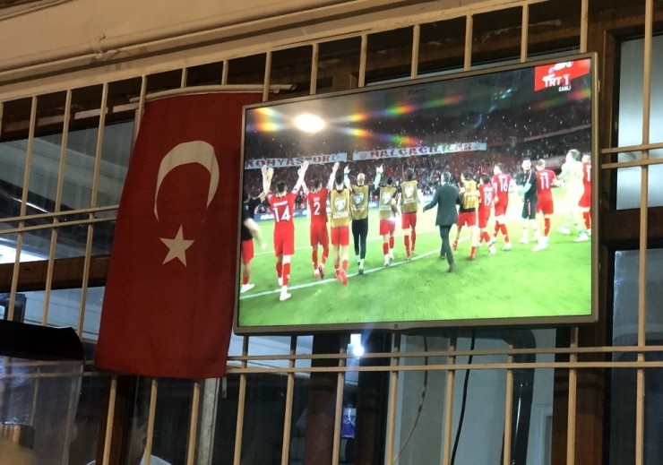 A Milli Futbol Takımının Fransa Galibiyeti Erzincanlıları Sevince Boğdu