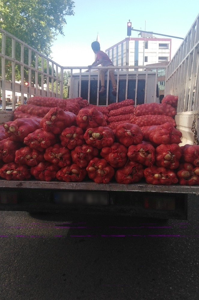 Kamyonet Kabinin Üzerindeki Çocukla İlerledi