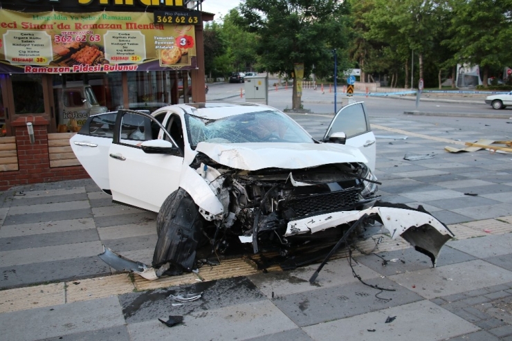Otomobil Yön Levhalarını Devirdi: 1’i Ağır, 3 Yaralı