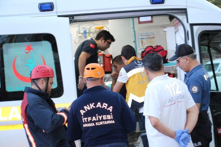 Otomobil Yön Levhalarını Devirdi: 1’i Ağır, 3 Yaralı