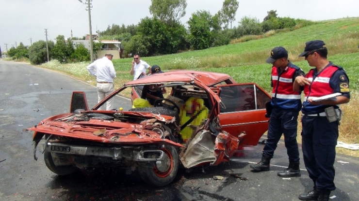 Otomobille Kamyonet Çarpıştı: 1 Ölü, 3 Yaralı